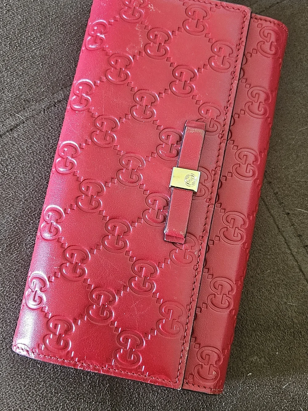 Embossed Interlocking Logo Red Wallet With COA - Picture 2 of 13